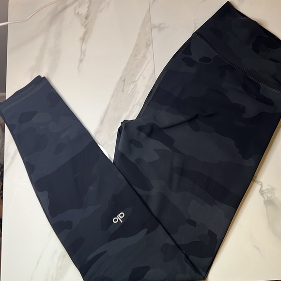 Alo Yoga Vapor Performance Leggings in Putty Camoflauge - Picture 4 of 7